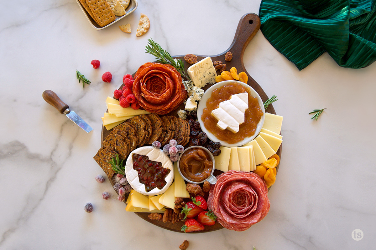 How to Make a Holiday Charcuterie Board